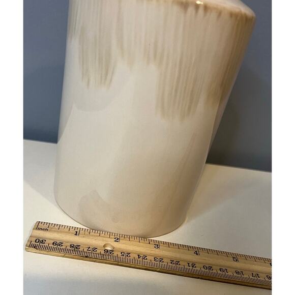 EUC Beautiful Cream Vase - Picture 5 of 6